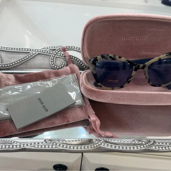 Miu Miu SMU 05U (55020) Sunglasses - Picture 2 of 3